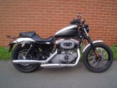 <p>Harley-Davidson Sportster XL1200N Nighster. Mit Hepco Becker Kofferträger schwarz pulverbeschichtet.</p>